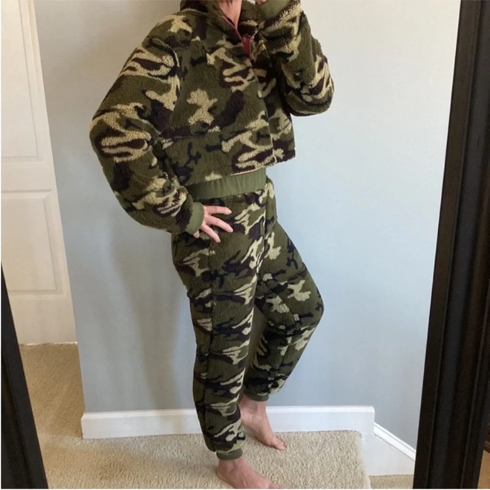 Camo Color 2 Piece Sherpa Set - Picture 4 of 12